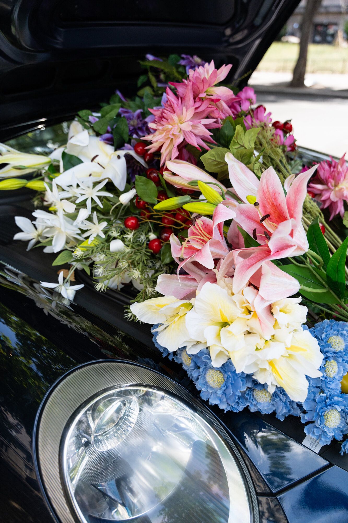 Composition de lys, roses et hortensias en fleurs de soie