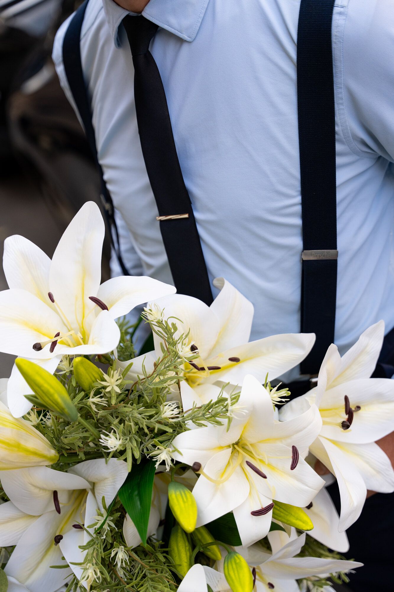 Détail de lys blancs en fleurs de soie