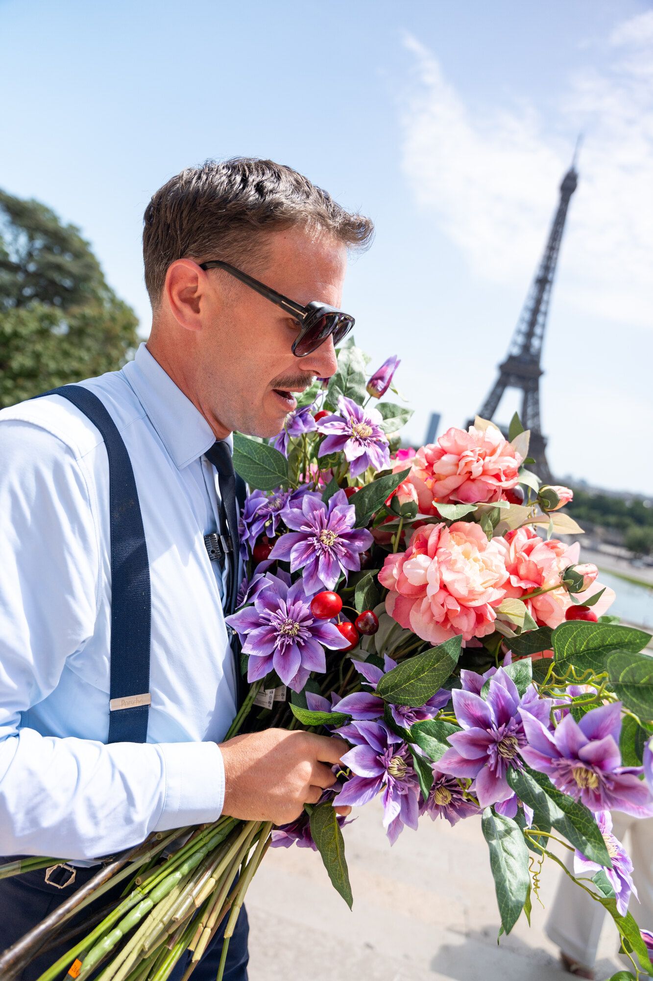 Sébastien Chol avec une brassée de clématites et de roses
